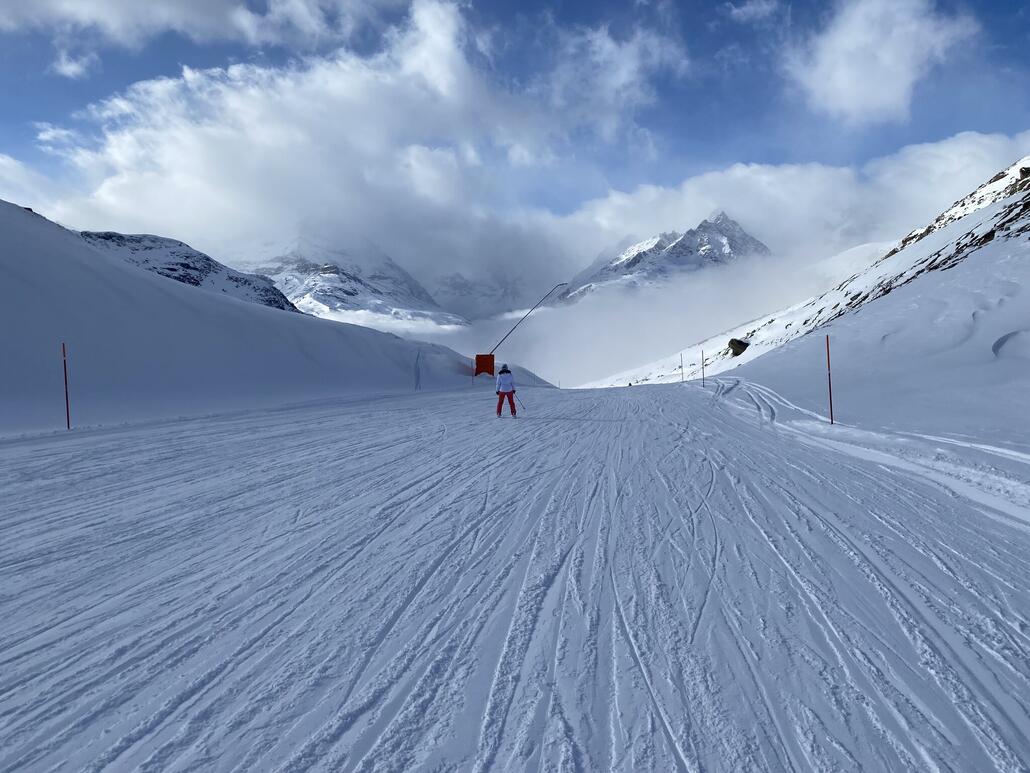 Fluhalp Richtung Gant: die Wolken wollen einfach nicht weg, aber die Sicht ist grossmehrheitlich gut.
