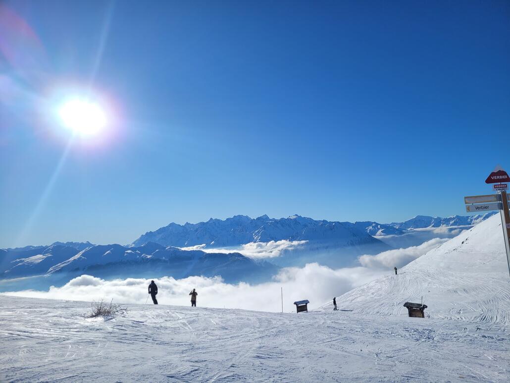 Am Ende des Tages wieder aufziehende Wolken im Tal, hier am Beginn der Vallon d'Arbi Route.<br />Diese und die Chassoure waren beide wegen des Neuschnees der vergangenen Tage sehr angenehm zu fahren