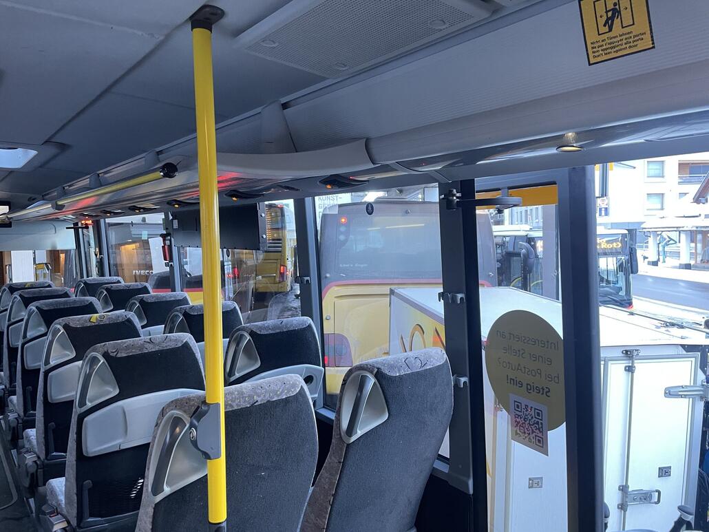 5 Busse, davon zwei Extrafahrten mit einer Unmenge an Schülerinnen und Schülern, die wohl in ein Skilager gehen.