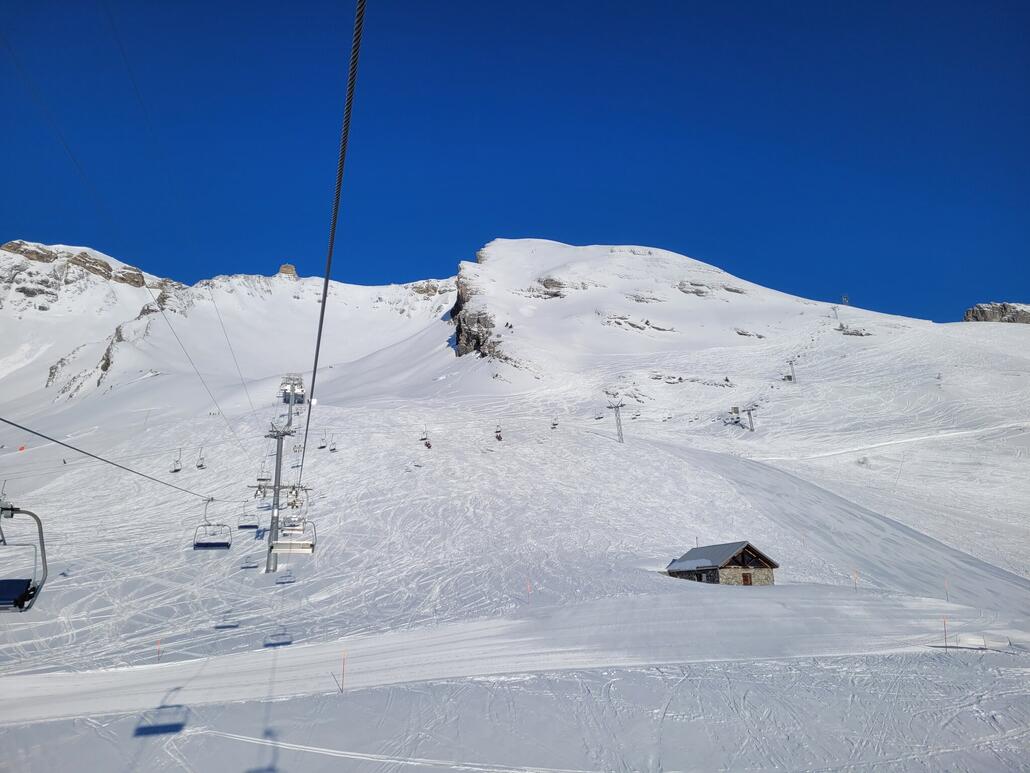 Letzte Saison des lahmen Sessel. Wird interessant wie es die Besucherströme beeinflussen wird wenn hier die Mittelstation hinkommt.