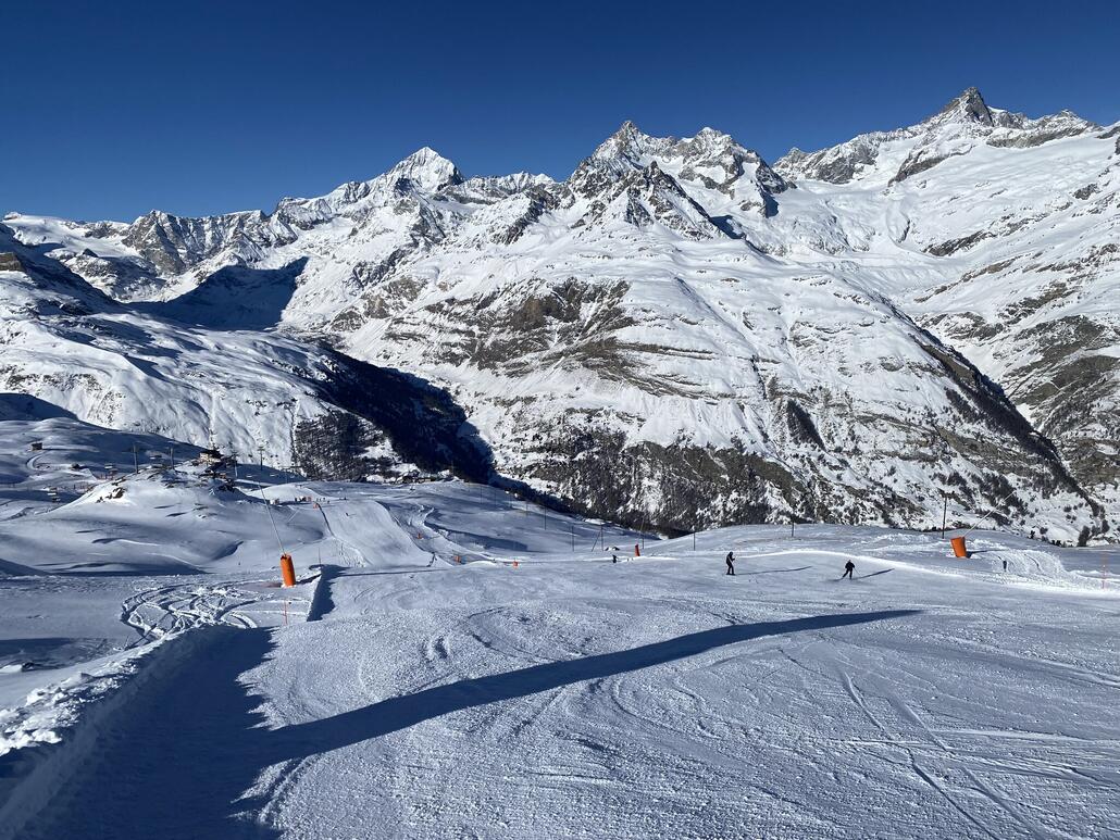 Die Gifthittli: inzwischen hat es etwas mehr Leute, das typische Januarloch gibt’s nicht mehr. Am Gifthittli fehlen immer noch die beiden Naturschneepisten.