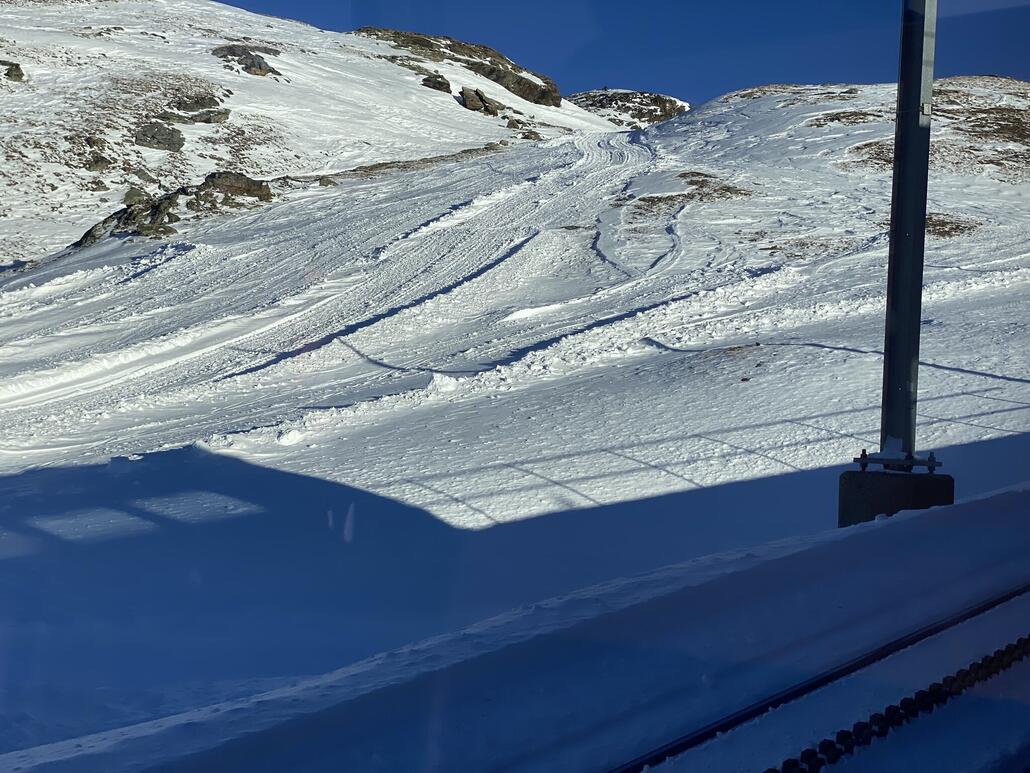 Fahrt Richtung Gornergrat im Bereich Rotenboden. Für die Naturschneepisten 37/38 fehlt leider noch Schnee wie man hier sieht.