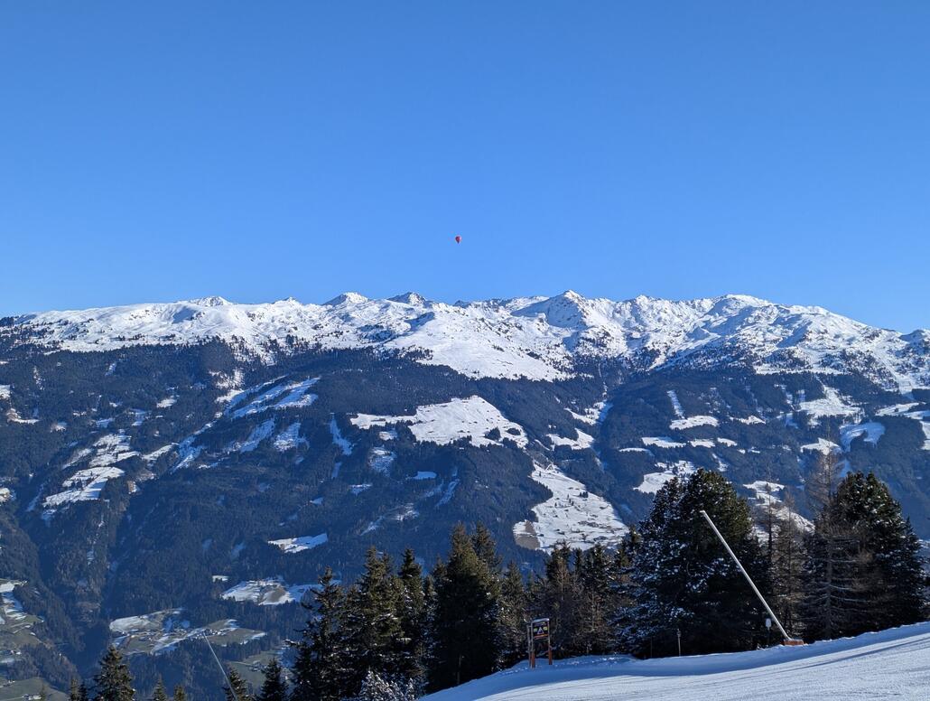 Sehr hoch fliegender Heißluftballon