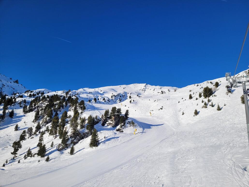 Selten ist es so leer hier. Es ist cool, bei jeder Abfahrt etwas länger in der Sonne fahren zu können.