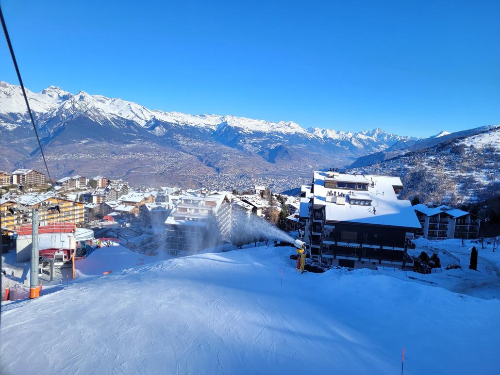 Glücklicherweise die einzige laufende Beschneiung des Tages an der Talstation Nendaz