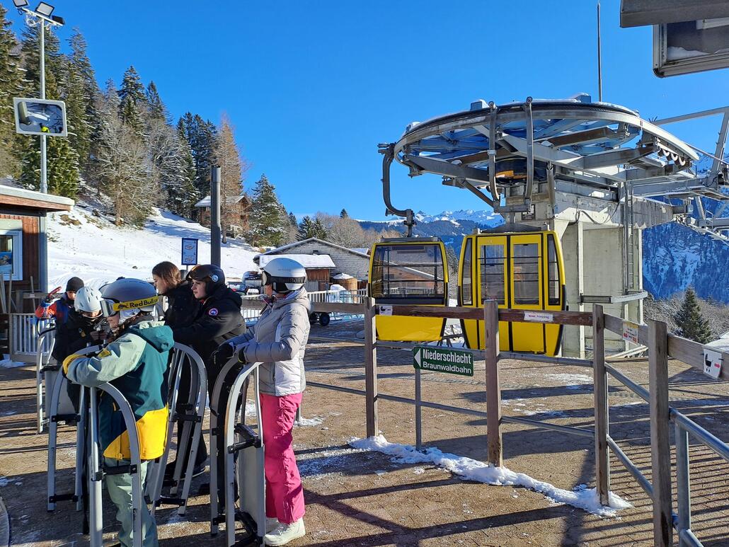 Von der Bergstation der Standseilbahn führt ein Ziehweg zu einer Gruppenumlaufbahn. Die GUB erschliesst in zwei Sektionen den Grotzenbühl.