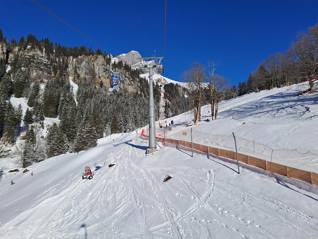 Nun geht es mit einem weiteren Kuriosum zum Gumen. Diese Kombibahn besteht aus Seitwärtssesseln und Vierergondeln.