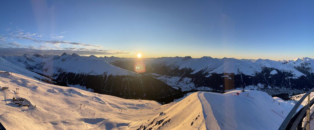 Aussicht vom Gipfel um 17:00 Uhr. So alleine dort oben hat definitiv seinen Reiz!