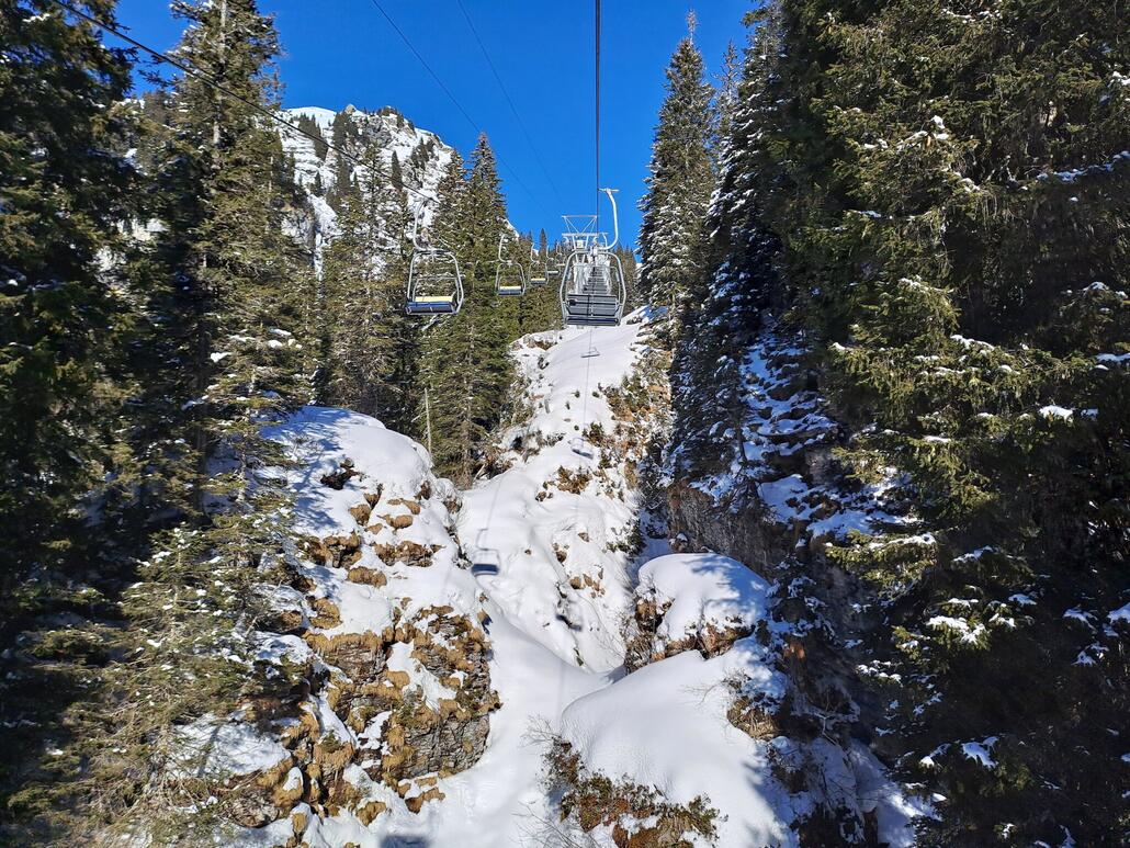 Diese führt im Mittelteil über interessante Felsformationen.