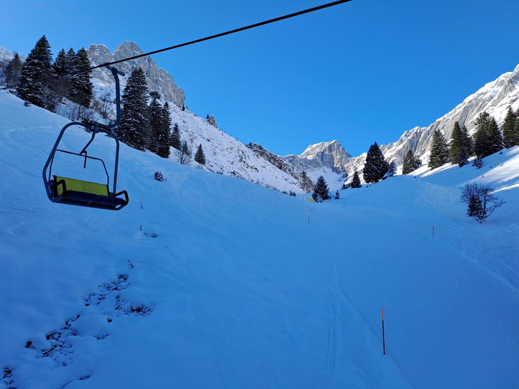 In der Bildmitte ist der höchste Gipfel des Kantons Schwyz ersichtlich; der Bös Fulen.