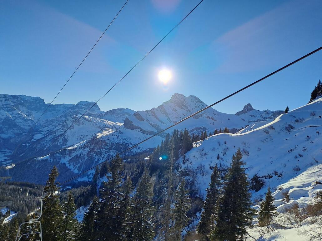 Alles in allem war es ein absolut genialer Skitag in Braunwald. Tolles Wetter, super Pistenbedingungen und alle Anlagen geöffnet. Ich komme auf jeden Fall wieder. Hoffentlich schaffen die Bergbahnen den finanziellen Turnaround und können das Skigebiet noch lange weiterbetreiben.