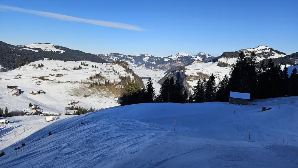 Starthang mit Blick auf die Ebene richtung Studen, wo ich am Morgen auf der Loipe war