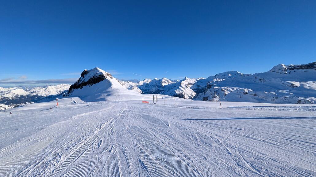 Rechts ab ginge eine lange Talabfahrt nach Sixt, die ist aber leider wegen Schneemangel geschlossen