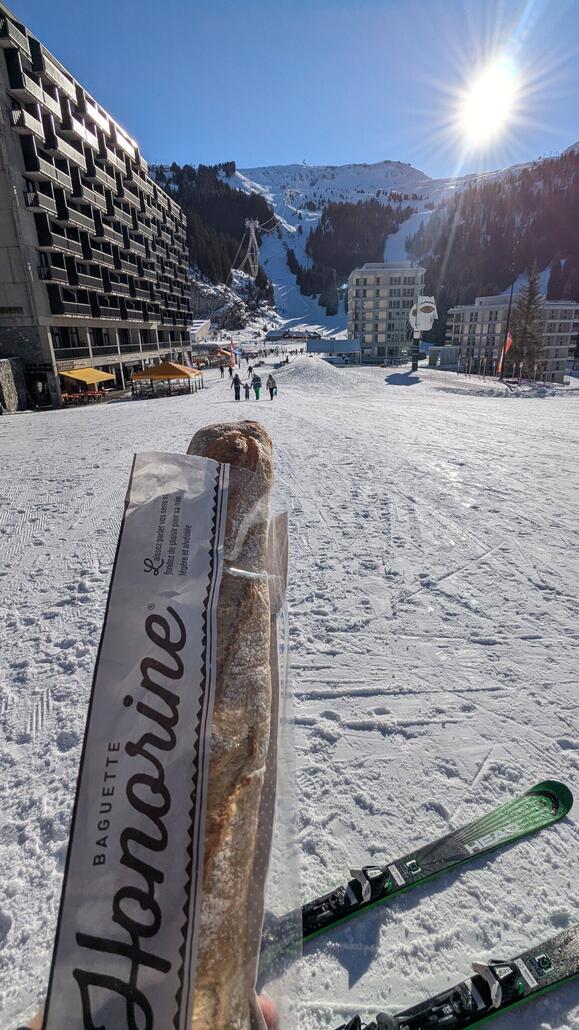 Mittagessen in Flaine an einer Bäckerei