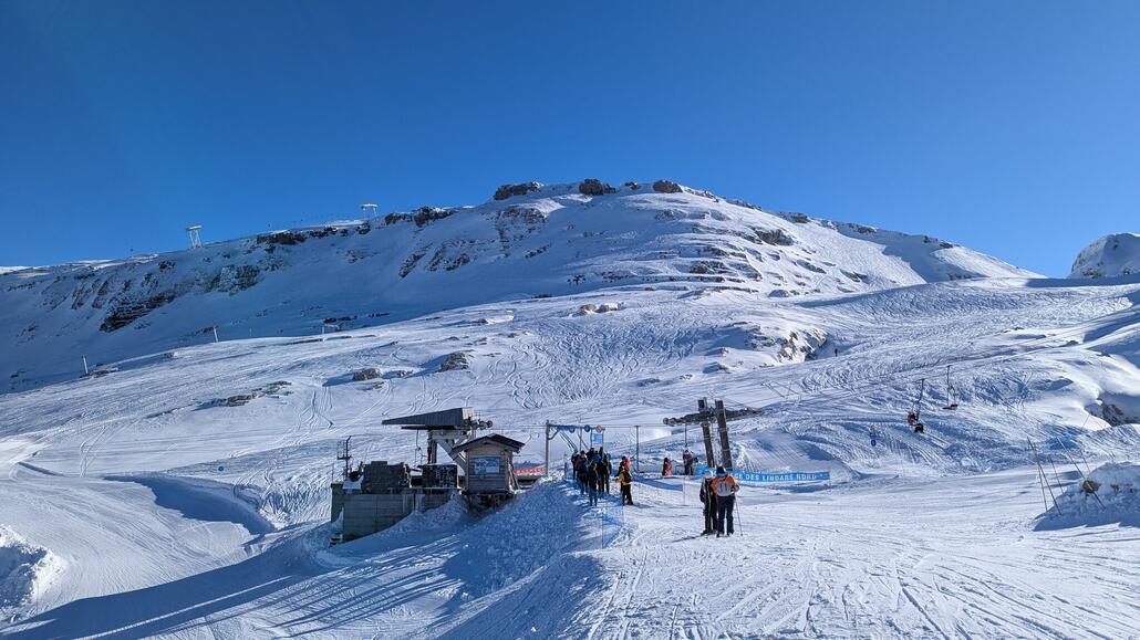 Heute zum ersten Mal offen: Lindards Nord mit spannender Geländekammer plus entspannter Sonnen Piste. Dahinter Grand Plattiere, die direkte Anfahrt von dort oben leider hier her geschlossen.