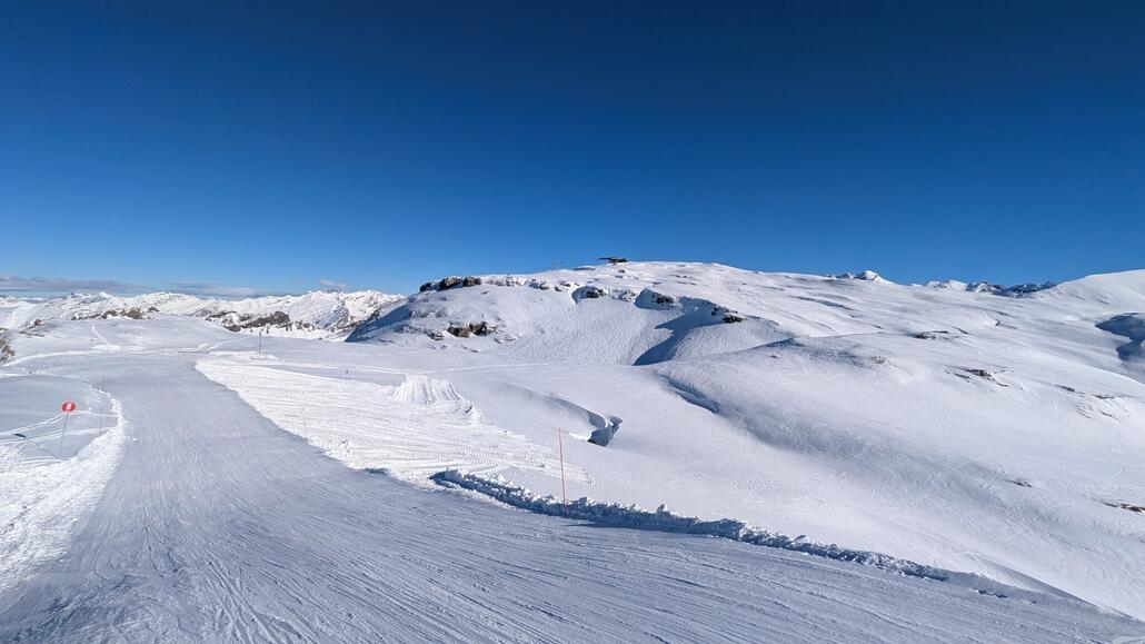 Gemütliche Rote Abfhrt mit Blick zur DMC Grandes Platières Bergstation