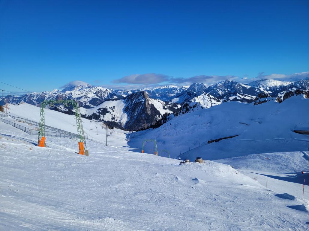 Pistenbereich obere Ebene. Neben mir sind 3 andere Skifahrer da