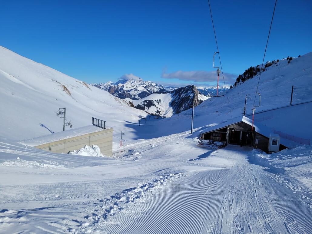 Blick nach hinten aus dem Schlepplift. Man erkennt noch den längeren, nicht mehr laufenden Schlepper
