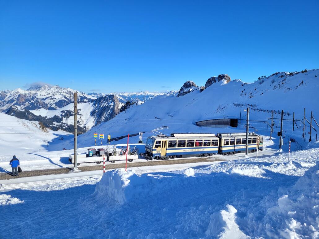 Mein Zug, um nach La Perche zu kommen.<br />Von dort kommt man zum Schlepplift unten. Die Piste ist ausschliesslich mit dem Zug erreichbar.