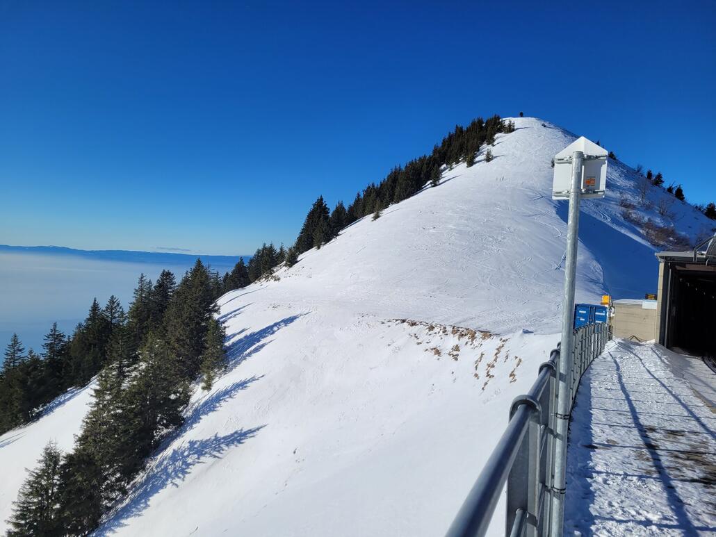 Einstieg zur Route nach Caux runter. Die soll toll sein, und es gehen Spuren rein.. Aber sie ist offiziell geschlossen und ich kenne das Gebiet und die Schneelage weiter unten nicht. Daher siegt die Vernunft und ich fahre stattdessen die Piste zum Schlepplift