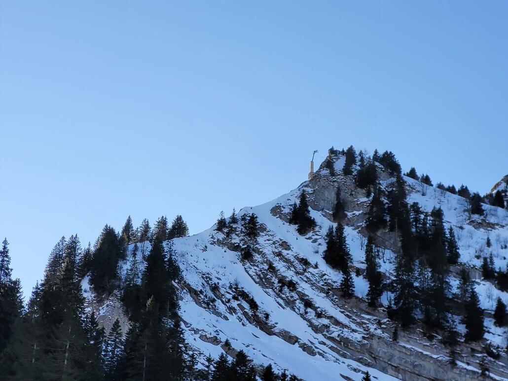 Der Schlepplift macht über 300 Höhenmeter, die Gegenseite ist teilweise 100m über der eigenen Spur.