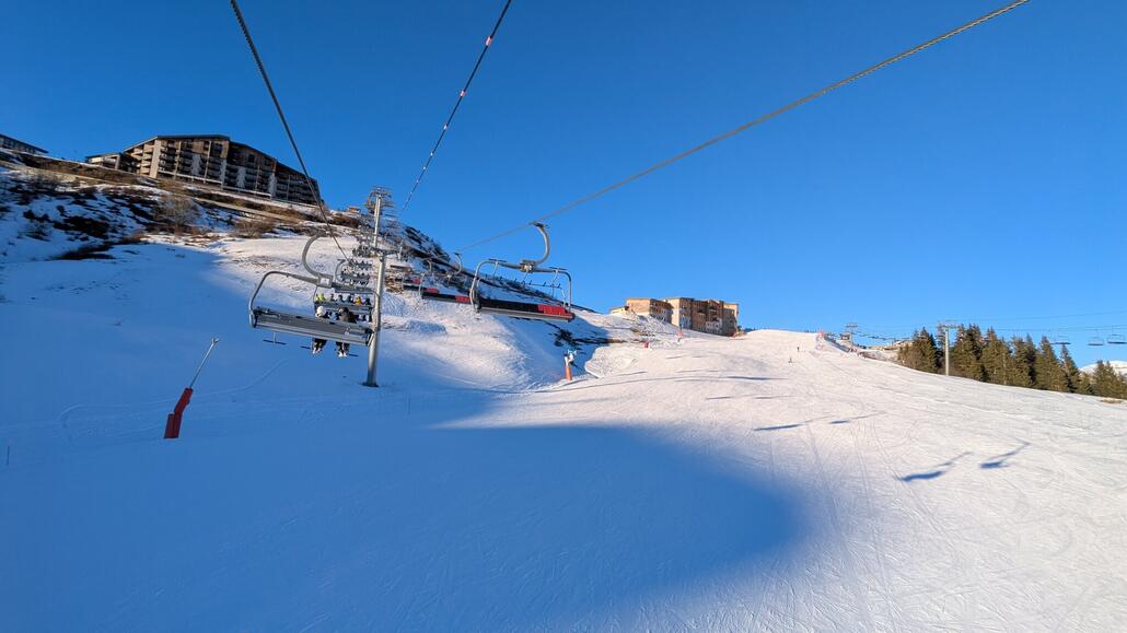 Rückbringer Sesselbahn TSF Demossielles - anders als es auf dem Pistenpkan vielleicht aussieht sind sowhl diese Bahn als auch die danebenliegende TSF Damoiseaux Rückbringer. Die TSF Demossielles geht nur höher hinaus, und wird benötigt um zur Bergstation TC Vercland zu kommen.