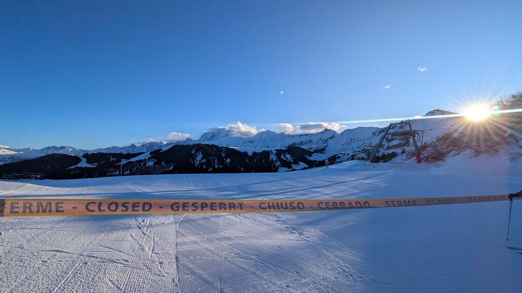 Oben angekommen, ist der weitere Weg noch gesperrt. Der nächste Lift macht erst um 9:15 Uhr auf...