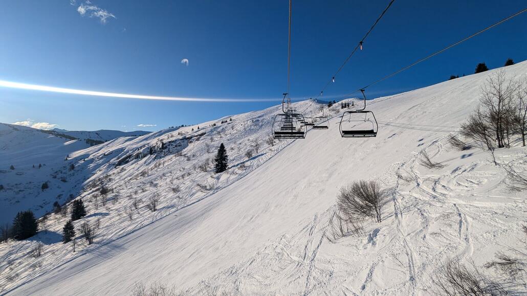 Im nächsten Lift, leider einem fix geklemmten Vierer, der TSF Ban Rouge. Da der nächste Schlepplift sogar erst um 9:45 Uhr aufmacht, bin ich noch zu einer Wiederholungsfahrt gezwungen, allerdings schön in der Sonne.