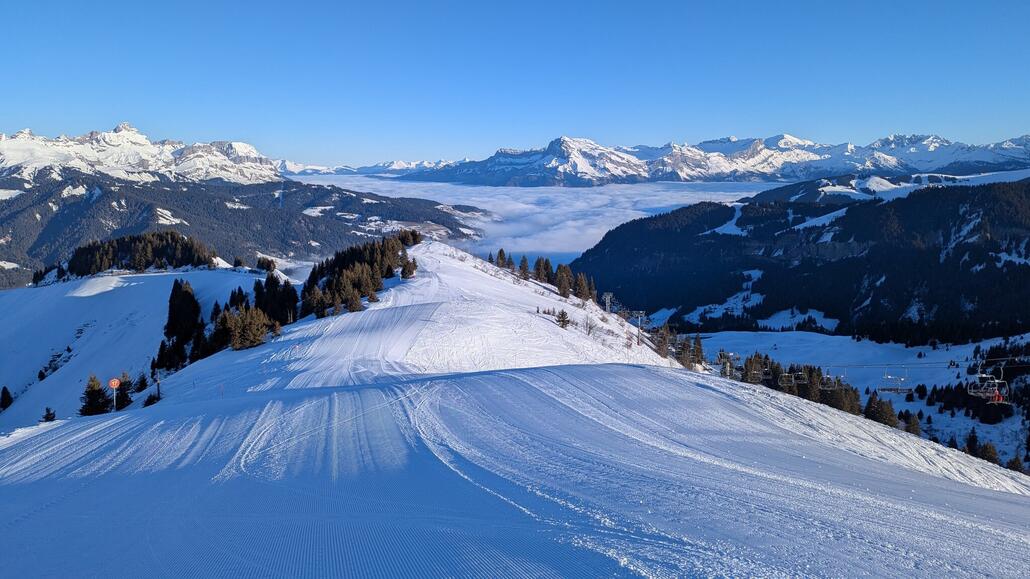 Tolle Panorama Piste gleichnamig Ban Rouge. Da das Gebiet etwas abseits gelegen ist, sind nicht alle Pisten jeden Tag neu. Präpariert diese aber wunderschön.