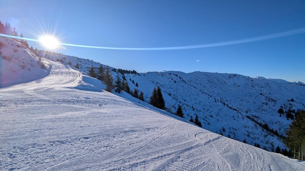 Ab jetzt kann man zwei fix geklemmte Vierersessel wählen, einen der etwas höher geht, nur in der etwas von weiter unten anfängt. Ich fahre weiter zum höheren Plan des Fours Sessel.