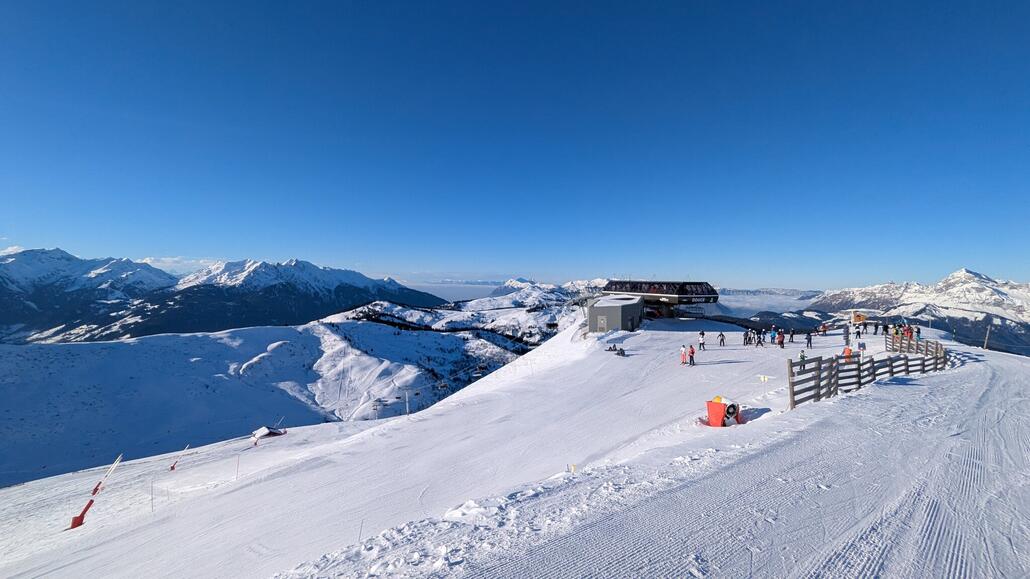 Oben dann tolle Sonnen Pisten an der TSD Douce und sogar eine präparierte schwarze Abfahrt!