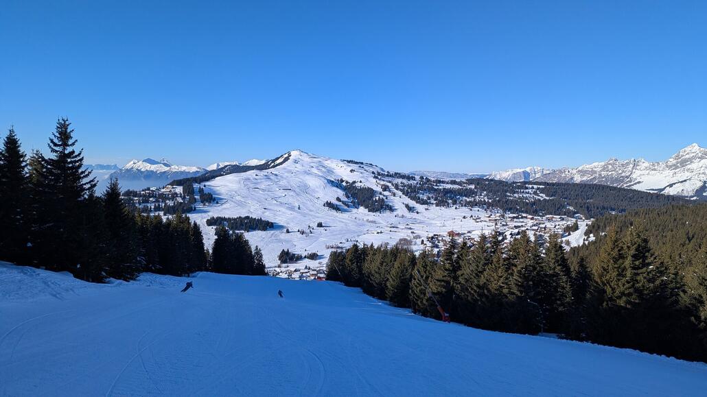 Blick auf Les Saisies und gegenüber liegenden Mont Bisanne