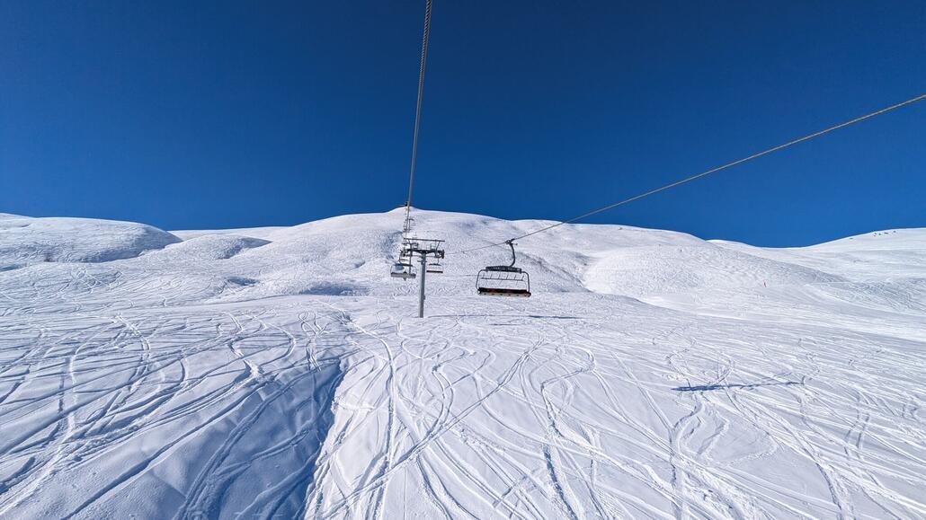Bei Neuschnee kann man fast einen Tag hier mitten in allen tiefschnee Varianten verbringen!