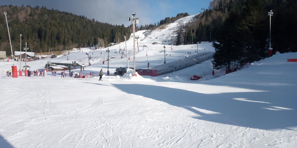 Unter im sonnigen Tal mit Windstille.