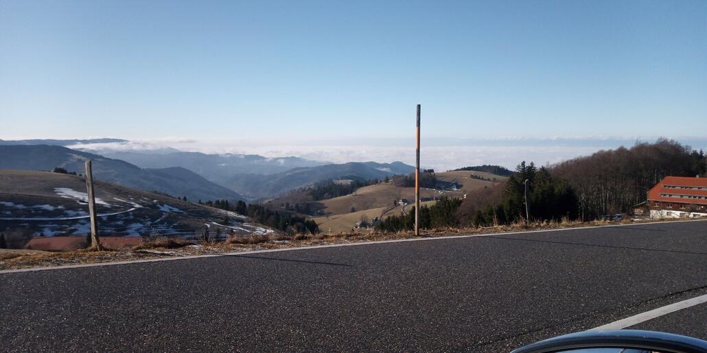 Die scheinbar dichten Nebel über dem Rheintal. Das mit dem Nebel sollte sich aber noch bemerkbar machen.