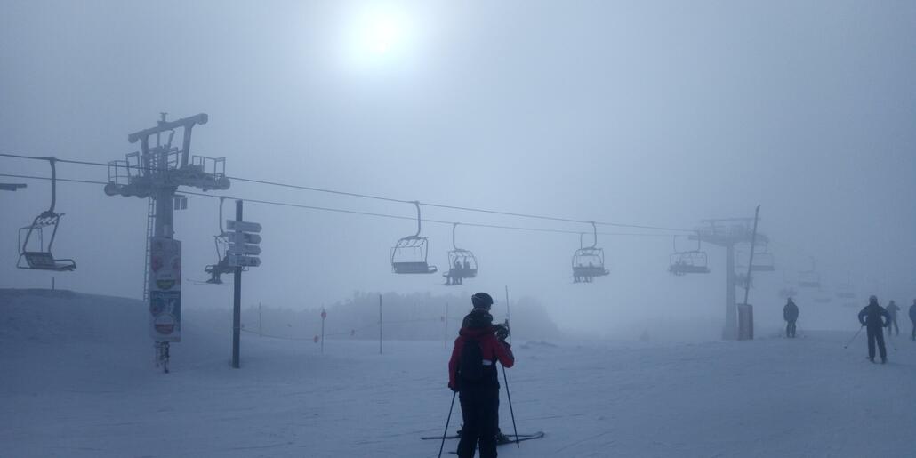 Und hier bin ich dann oben. Windig, Nebel und garnicht schön. So sollte es immer wieder den Nebel ins Schigebiet drücken.