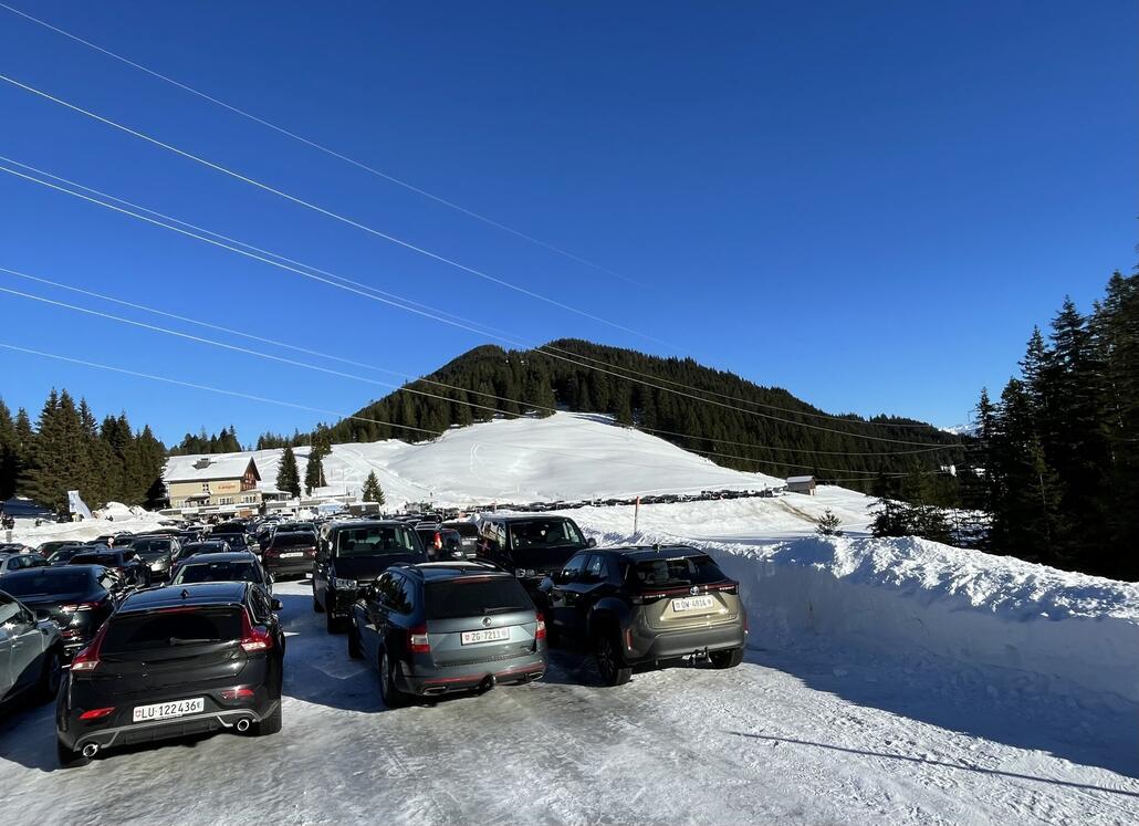 Riesiger Parkplatz, voll mit Langläufer, Wanderer etc.