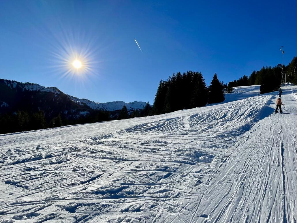 Links davon schöne Carvingpiste und gut geeignet für erste Kurvenversuche