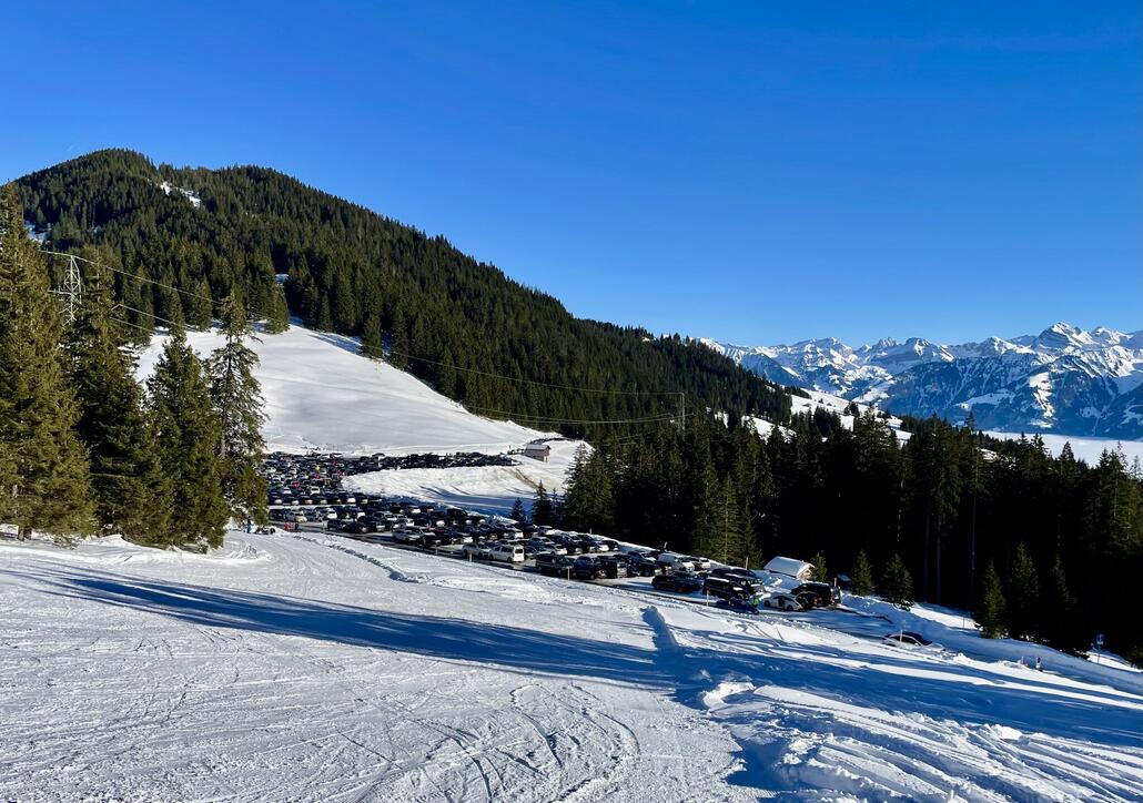 Weiter unten, der Parkplatz ist schon eindrücklich und surreal hier. Aber es gibt ja noch mehr wie nur Alpinski ;)
