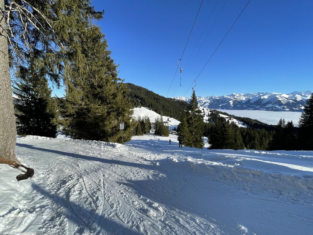 Start des Pistenweges weit aussenrum