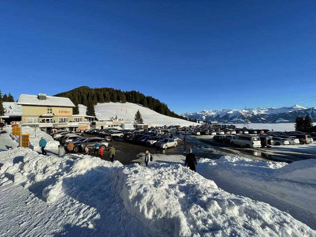 Berghotel Langis im Zentrum des Platzes