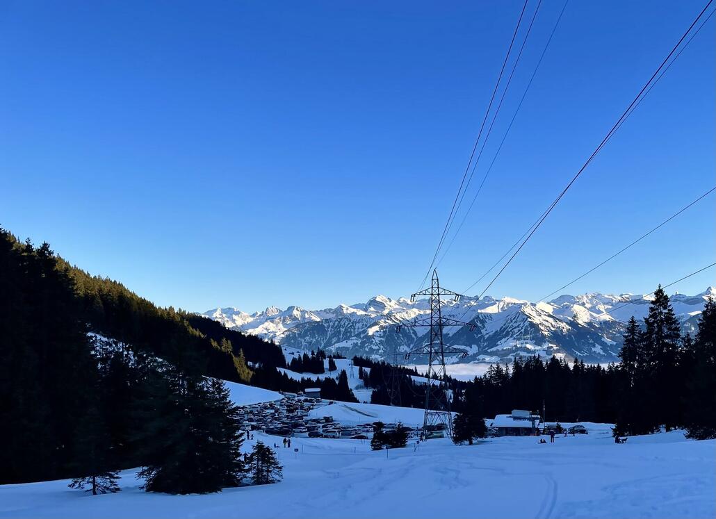 Mit den Hochspannungsmasten über diese Pass-Hochebene hat schon ein gewisses etwas.