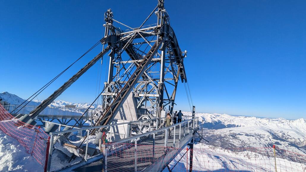 3200 Meter, sieht ähnlich aus wie Cime Caron in Val Thorens, nur etwas kleiner ;)