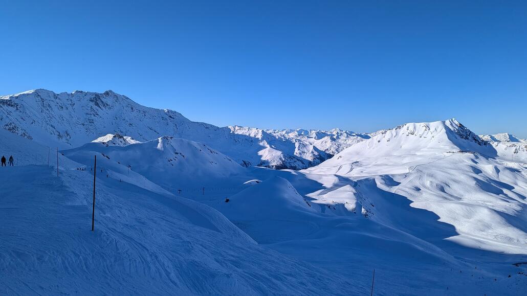 In meinen Augen eine Unverschämtheit, dass dort hinten in wunderschöner Lage und hoher Höhe immer noch eine fixe 4er Sesselbahn "Grand Col" steht. So ein großes erfolgreiches Skigebiet muss noch in der Lage sein, dort eine vernünftige 6er Sesselbahn umzusetzen!