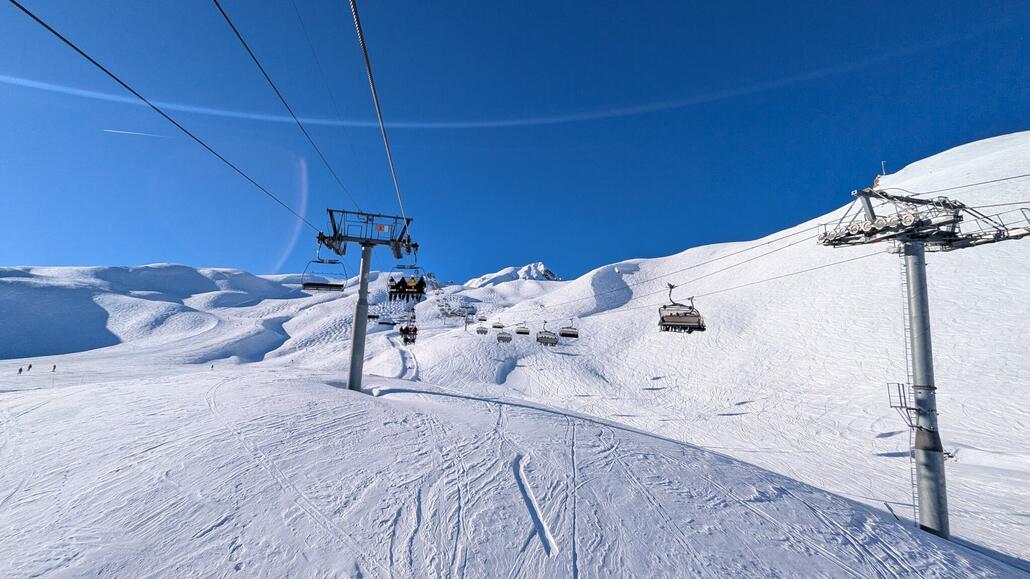 Weiter geht es mit der TSD Plangette neben der TSD Arcabulle in Richtung La Plagne. Von hier oben gibt es eine lange Anfahrt bis zum Vanoise Express, der Verbindungsbahn nach La Plagne. Die  TSD Arcabulle hat oft längere Wartezeiten, daher gut wenn man von oben die TSD Plangette erreichen kann.