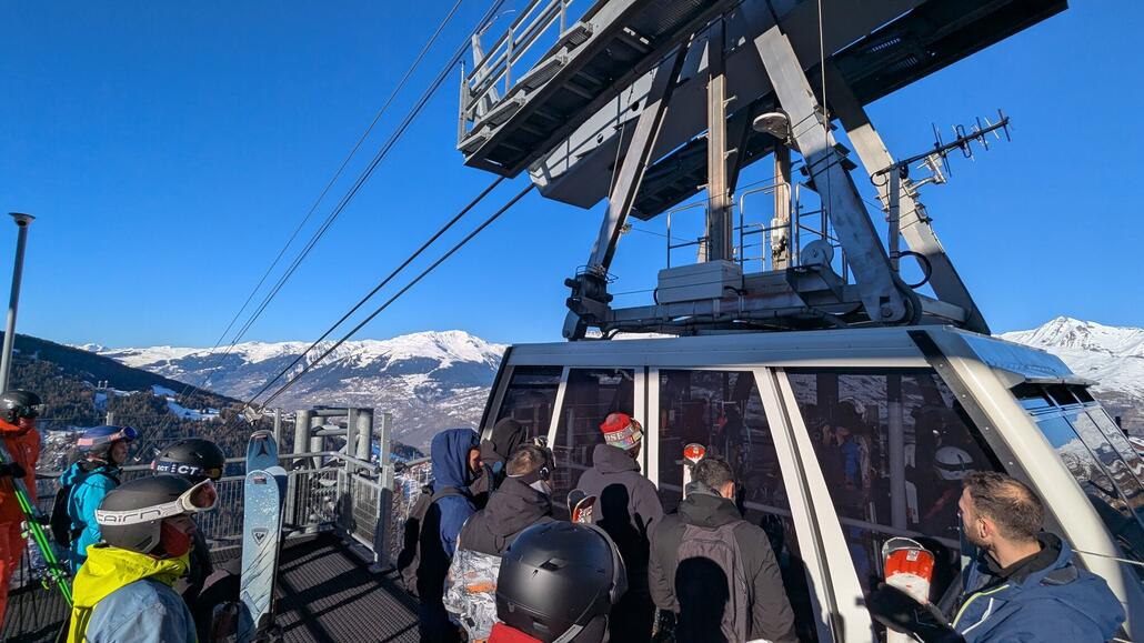 188 Leute passen zusammen in beiden Etagen in die Gondel. Erfreulicherweise wird auch mit halbleerer Gondel direkt nach 5 Minuten stehen abgefahren!