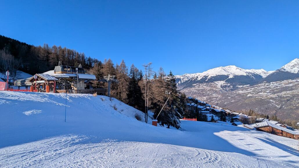 Der Weg nach la Plagne über Montchavin ist immer eisig und nervig. Hier gibt es massive Liftkapazitätten aber viel zu wenige Pisten und wenn dan meistens schmale Ziehwege durch den Wald. Hier müsste man wie auch in Les Arcs 1800 und Vallandry breitere rote Pisten durch den Wald anlagen, und schon hätte man die vielen Seilbahne dort besser ausgelastet und tolle neue Pisten!