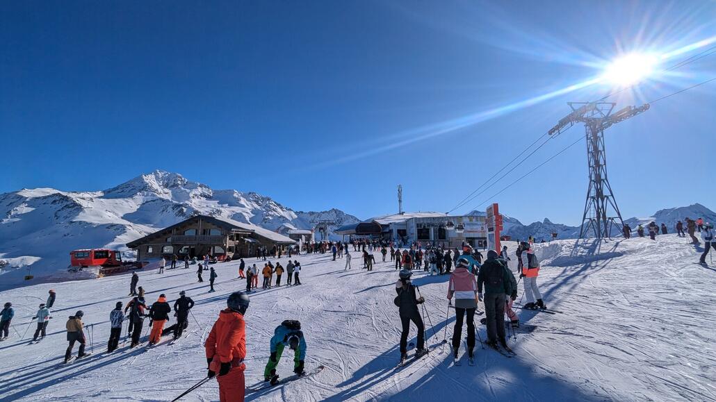 Oben am Roche de Mio auf etwa 2700 Metern. Weiter mit der Glacier Gondelbahn, ebenfalls recht neu. Von fer Inversens Sesselbahn aus ist es etwas flach zur Station zu kommen, von den beiden anderen Bergstationen kann man direkt mit leichtem Gefälle zur Station kommen.