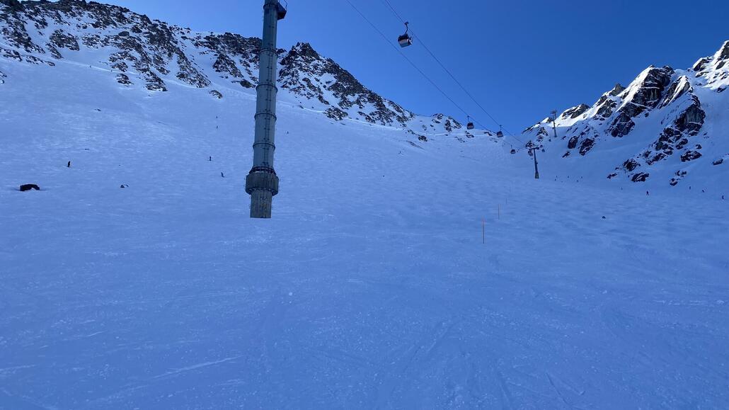 Beim direkten Einstieg oben rechts wurde gewalzt. Gemäss einem Einheimischen werde dies gemacht wenn die Buckel zu gross werden.