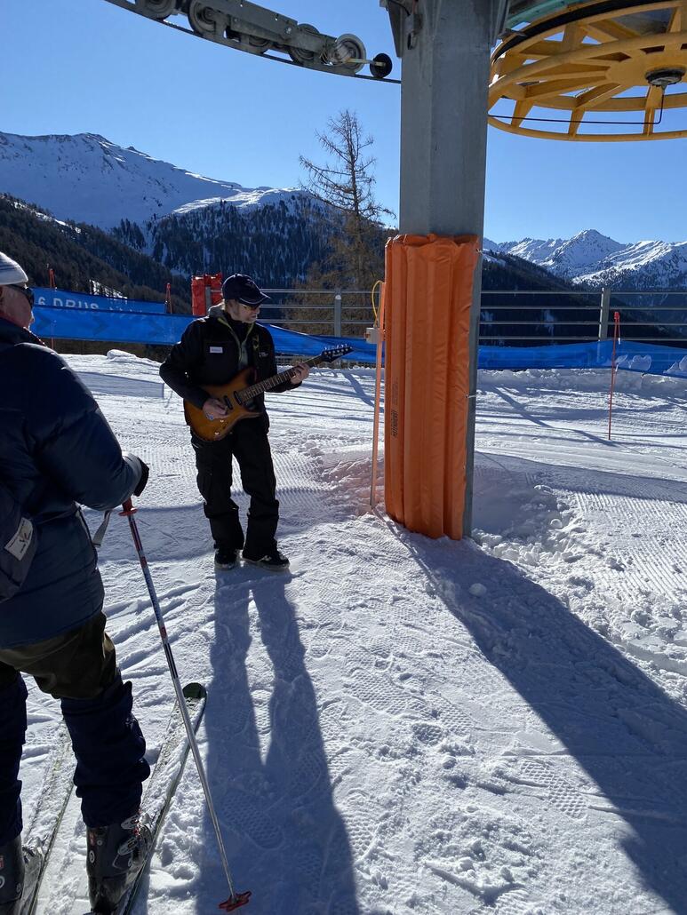 Der Liftboy am Kurzbügler Drus spielt Gitarre.
